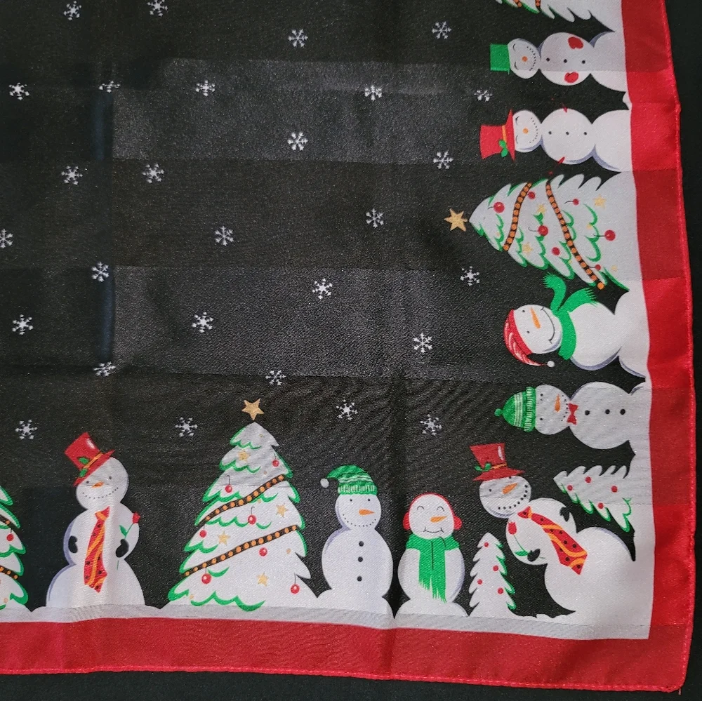 Snow family and trees decorated scarf - Picture 3 of 4